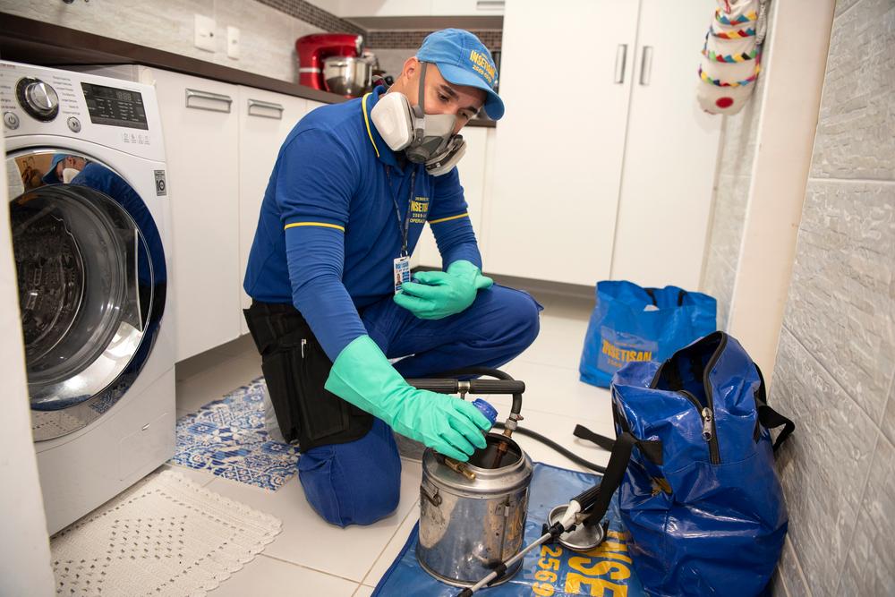 Homem preparando-se para dedetizar